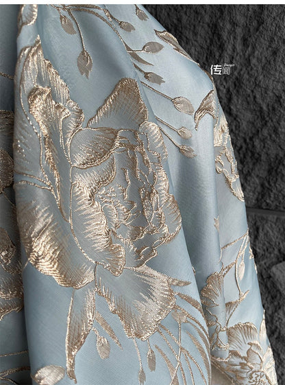 Tissu jacquard floral brodé or : 57 po de largeur, revêtement de créateur