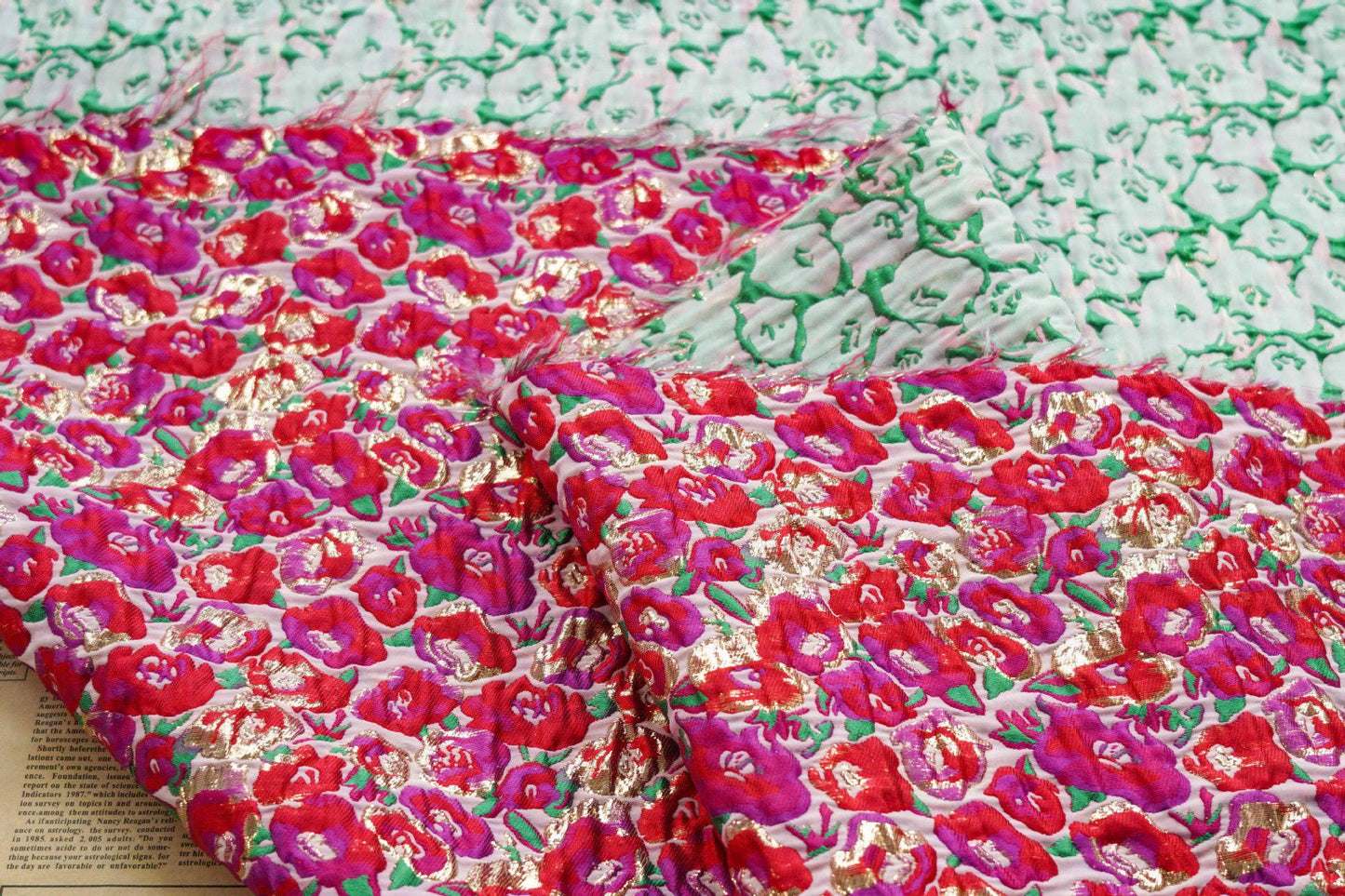 Tissu jacquard floral à fil doré : rouge et rose, 3D, pour ameublement, costumes et décoration - 137 cm de large