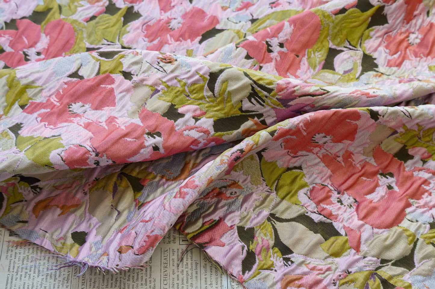 Tissu jacquard à motifs floraux en relief : Matière pour robe champêtre romantique