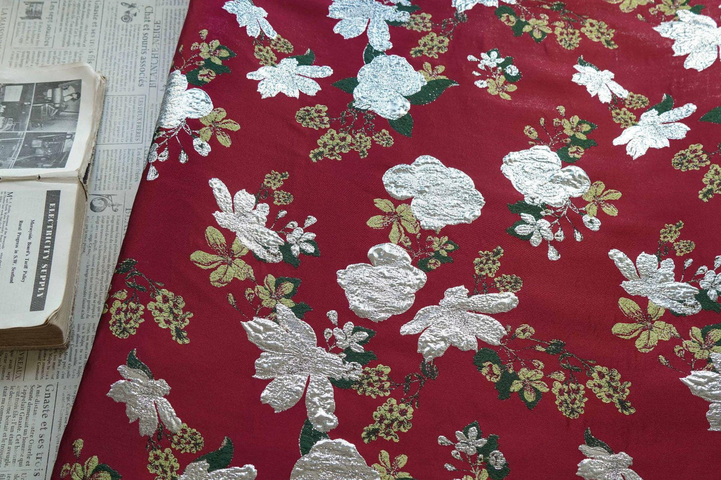 Tissu jacquard à fil doré : texture peinture à l’huile 3D, largeur 140 cm (55 po) – au mètre