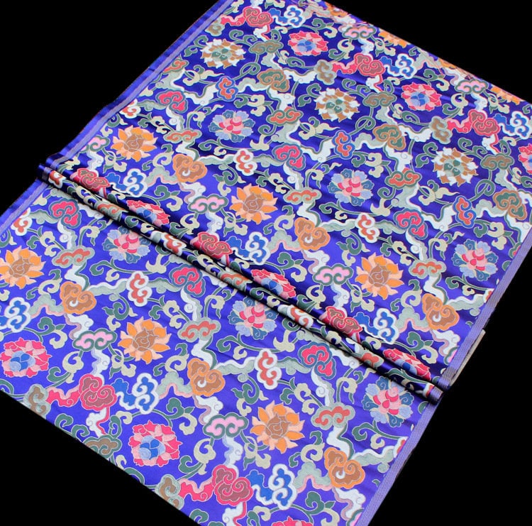 Tissu brocart de lotus tibétain : broderie satinée rouge, 71 cm de large