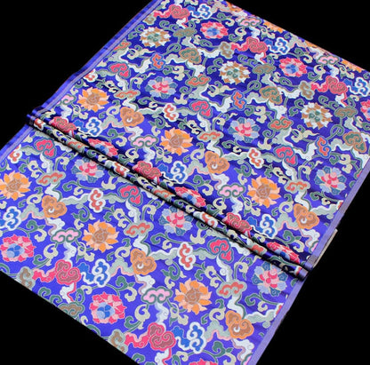 Tissu brocart de lotus tibétain : broderie satinée rouge, 71 cm de large