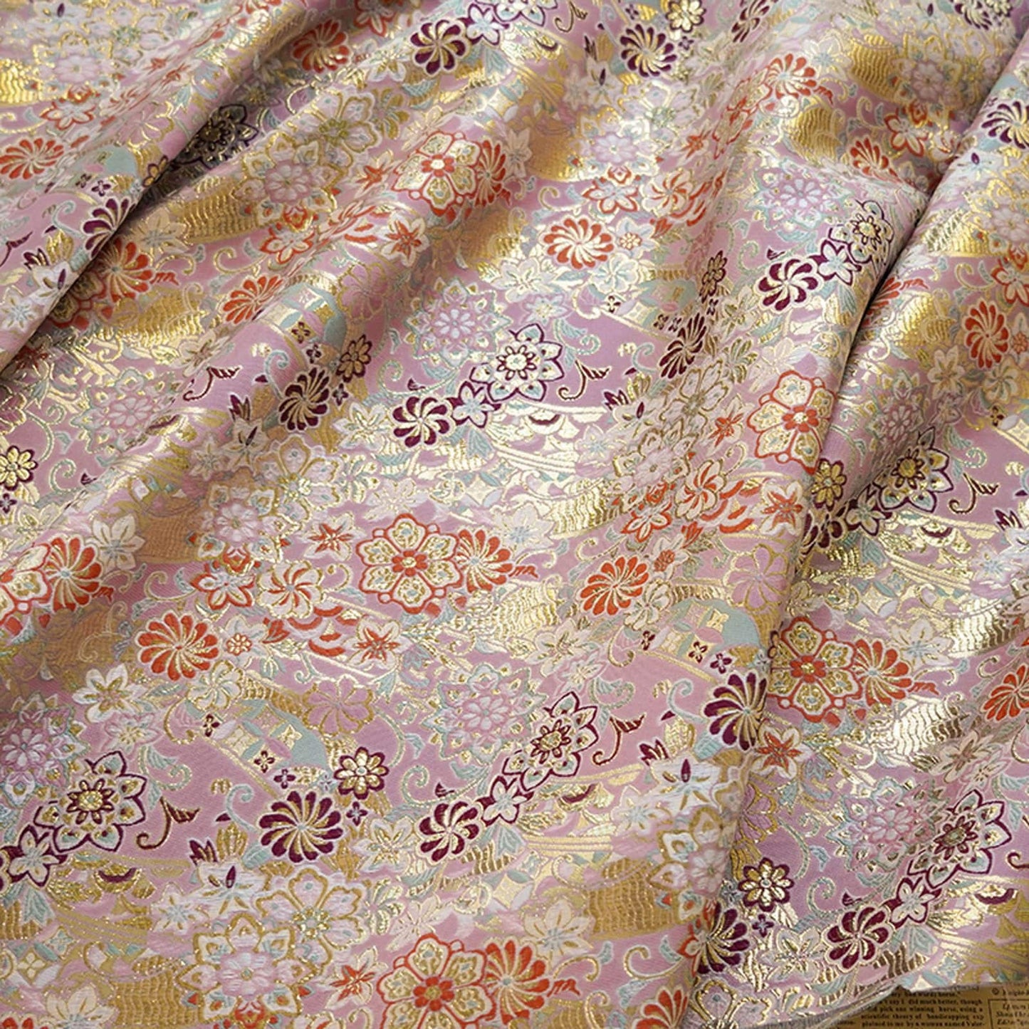 Tissu brocart japonais à fil d'or : Damas floral de bon augure (largeur 60")