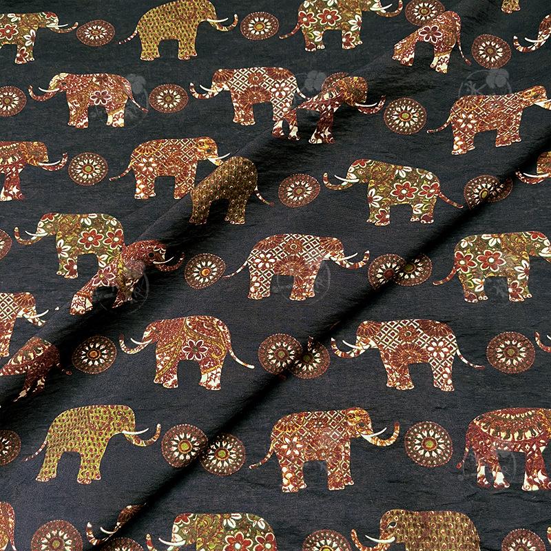 Tissu en coton à imprimé éléphants : motif ethnique superposé, matelassage et couture