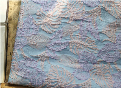 Tissu jacquard à motif de feuilles d'or : texture 3D pour ameublement, robe de bal - 140 cm de large