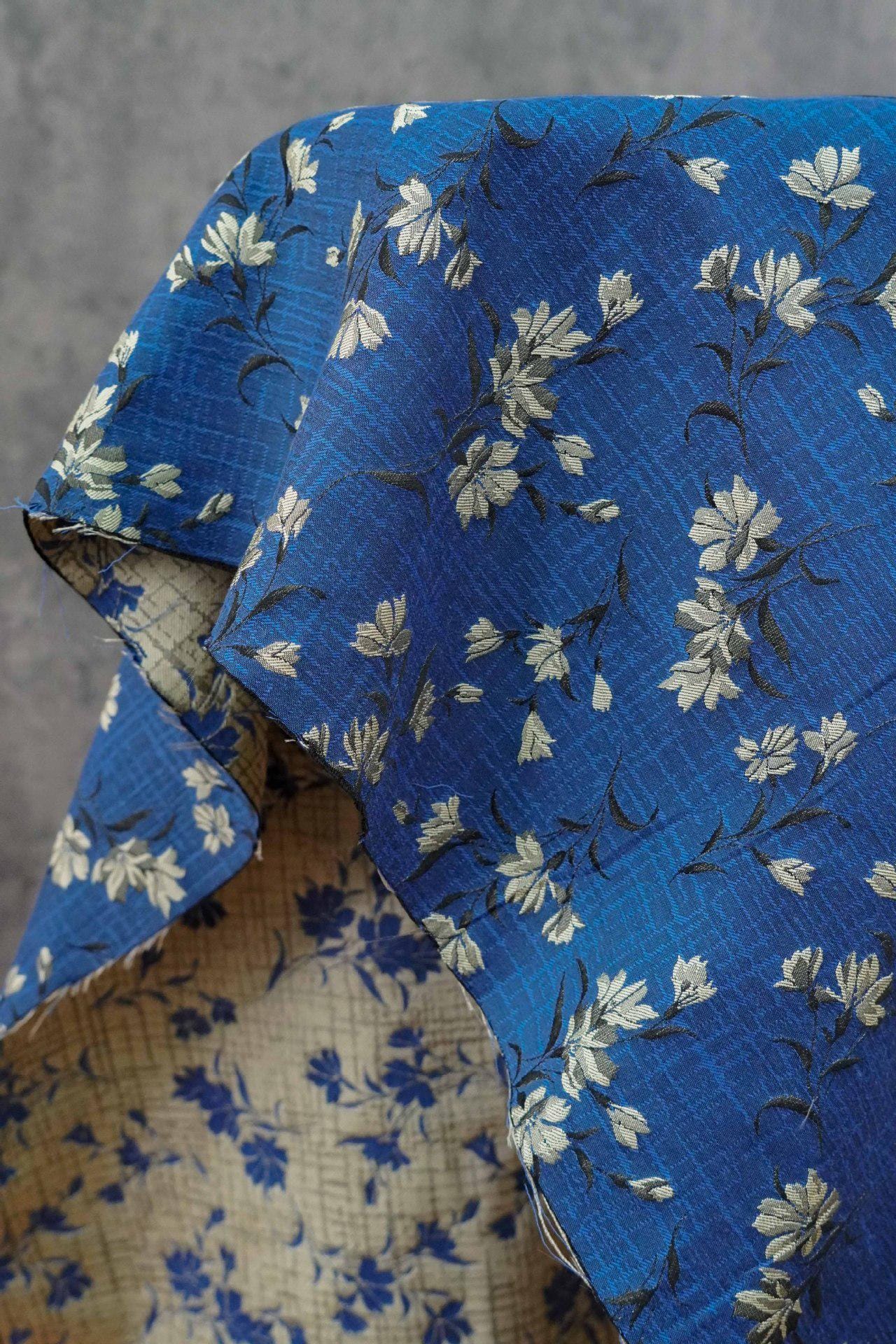 Tissu jacquard floral japonais : Tissu d'ameublement rétro bleu (160 cm de large, vendu au mètre)