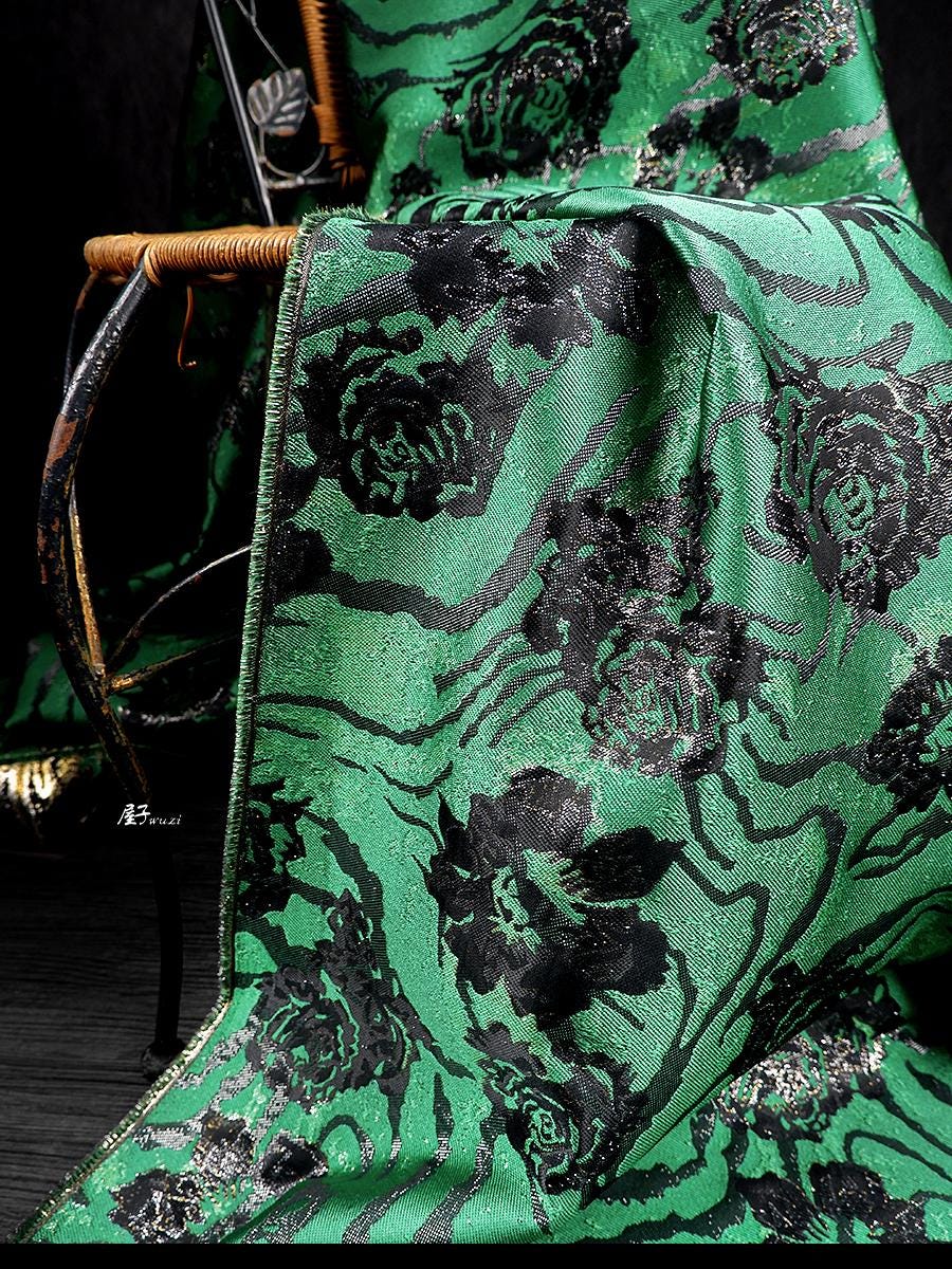 Tissu jacquard vert gaufré : polyester de luxe pour l’ameublement, les rideaux et la couture