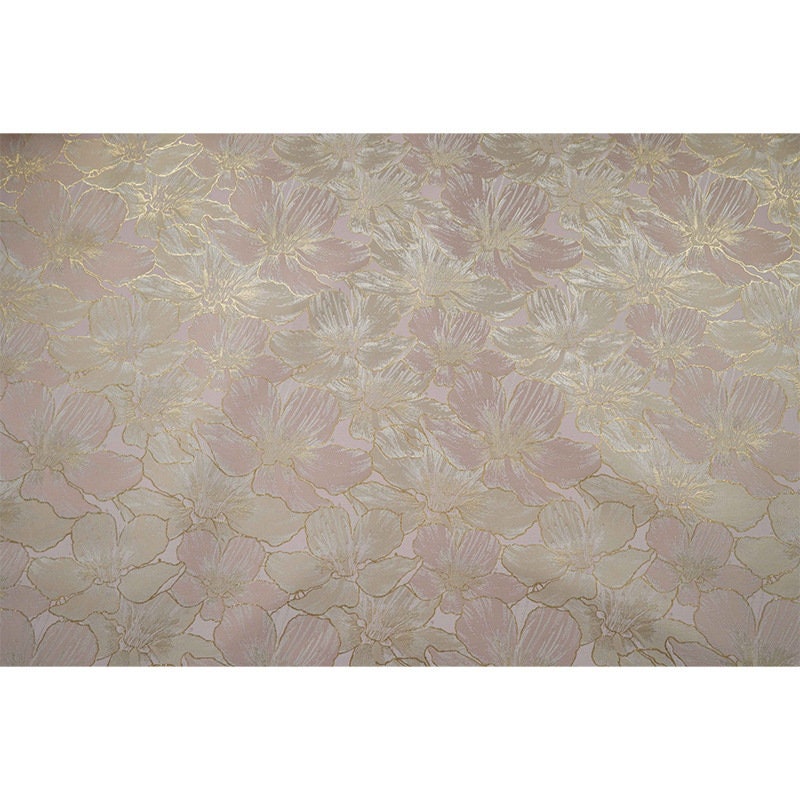 Tissu jacquard à broderie florale dorée : 162,5 cm de large. Idéal pour l’ameublement, les costumes et les rideaux. Vendu au mètre.