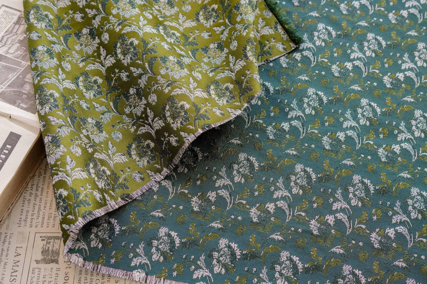 Tissu jacquard floral turquoise : matériau tissé couleur pour la couture et l'ameublement