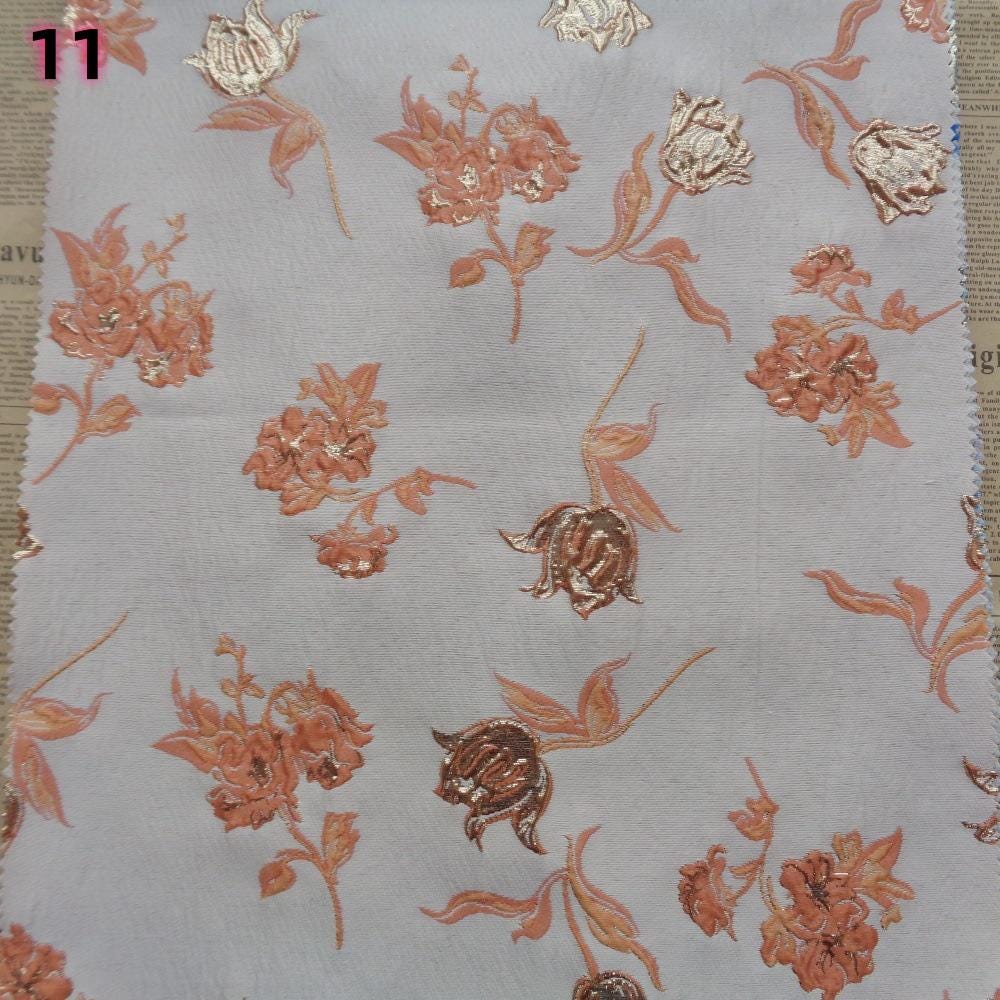 Tissu jacquard Magnolia à feuille d'or : Chenille florale pour ameublement, 142 cm de large