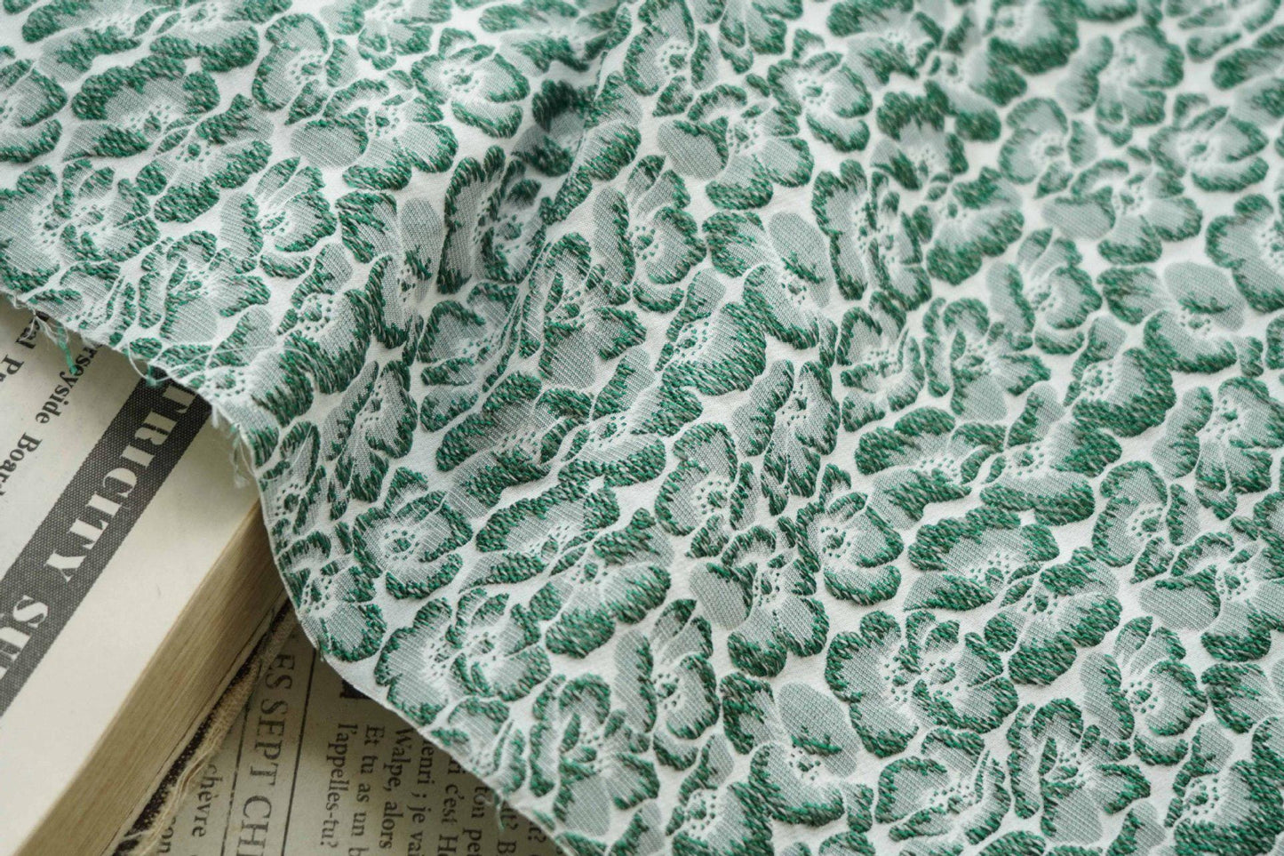 Tissu jacquard à motif floral en relief : mélange de rayonne bleu azur, 152 cm de large