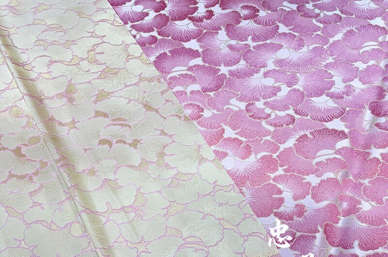 Tissu brocart rose Ginkgo Biloba : damas tissé réversible, 1 mètre