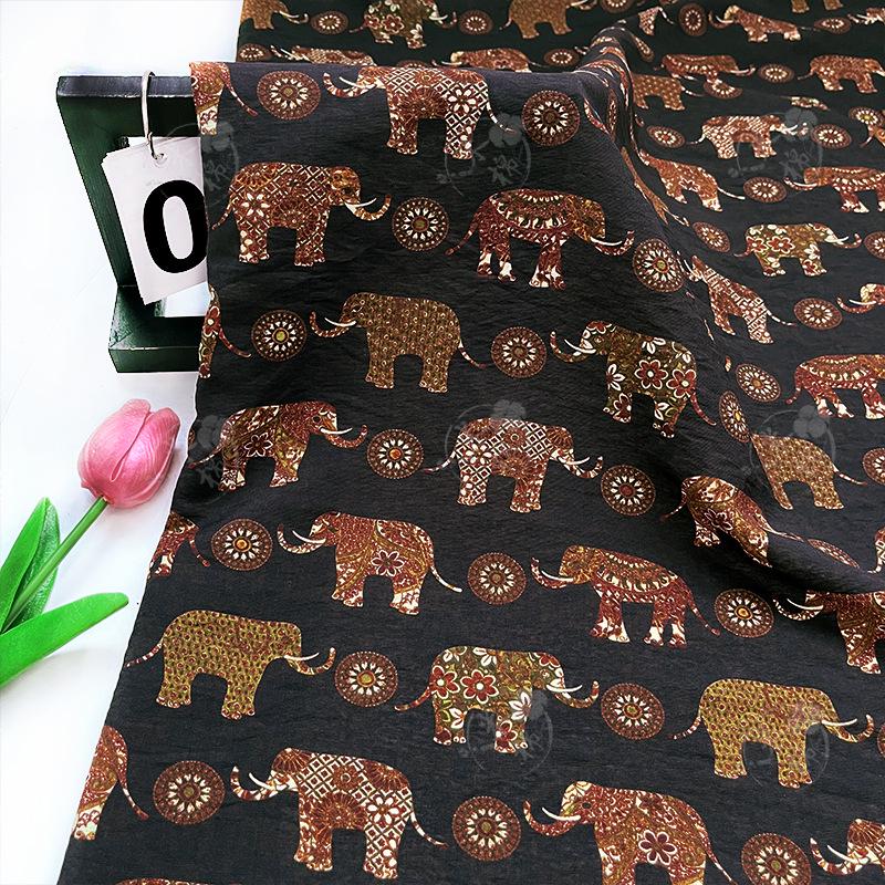 Tissu en coton à imprimé éléphants : motif ethnique superposé, matelassage et couture