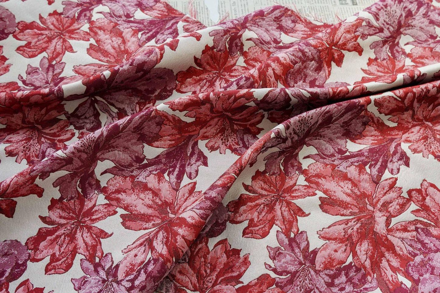 Tissu brocart jacquard azalée vintage avec fils dorés - 150 cm de large