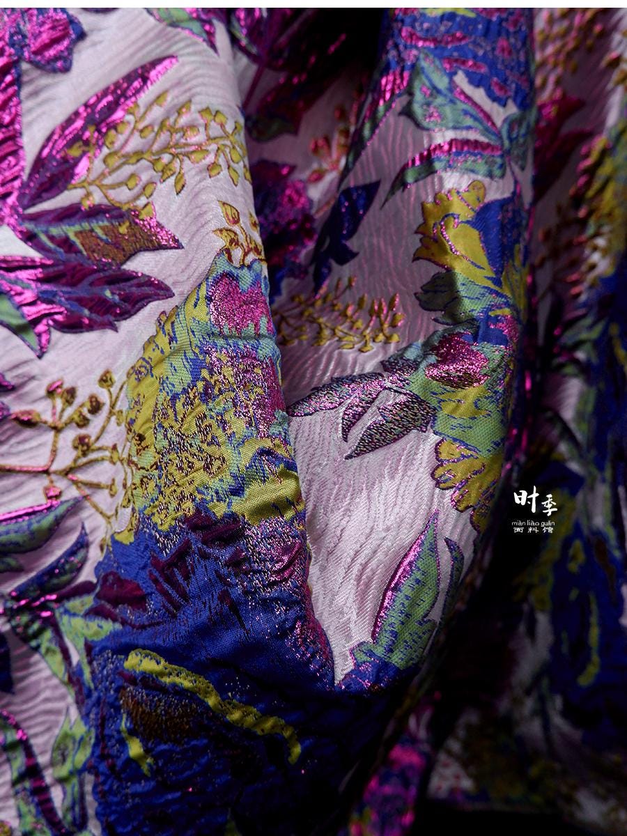 Tissu jacquard à fil doré : motif floral 3D violet et bleu, largeur 140 cm
