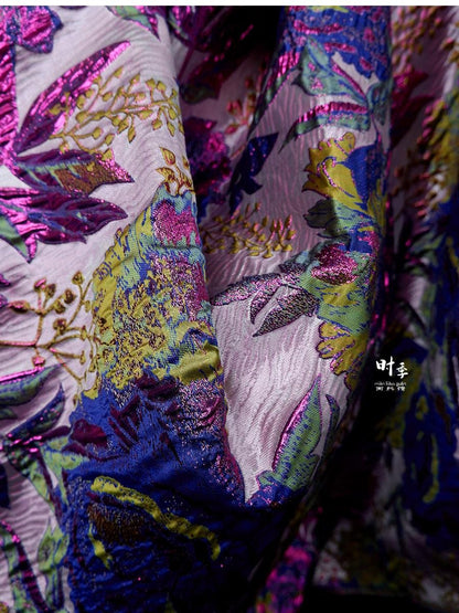 Tissu jacquard à fil doré : motif floral 3D violet et bleu, largeur 140 cm