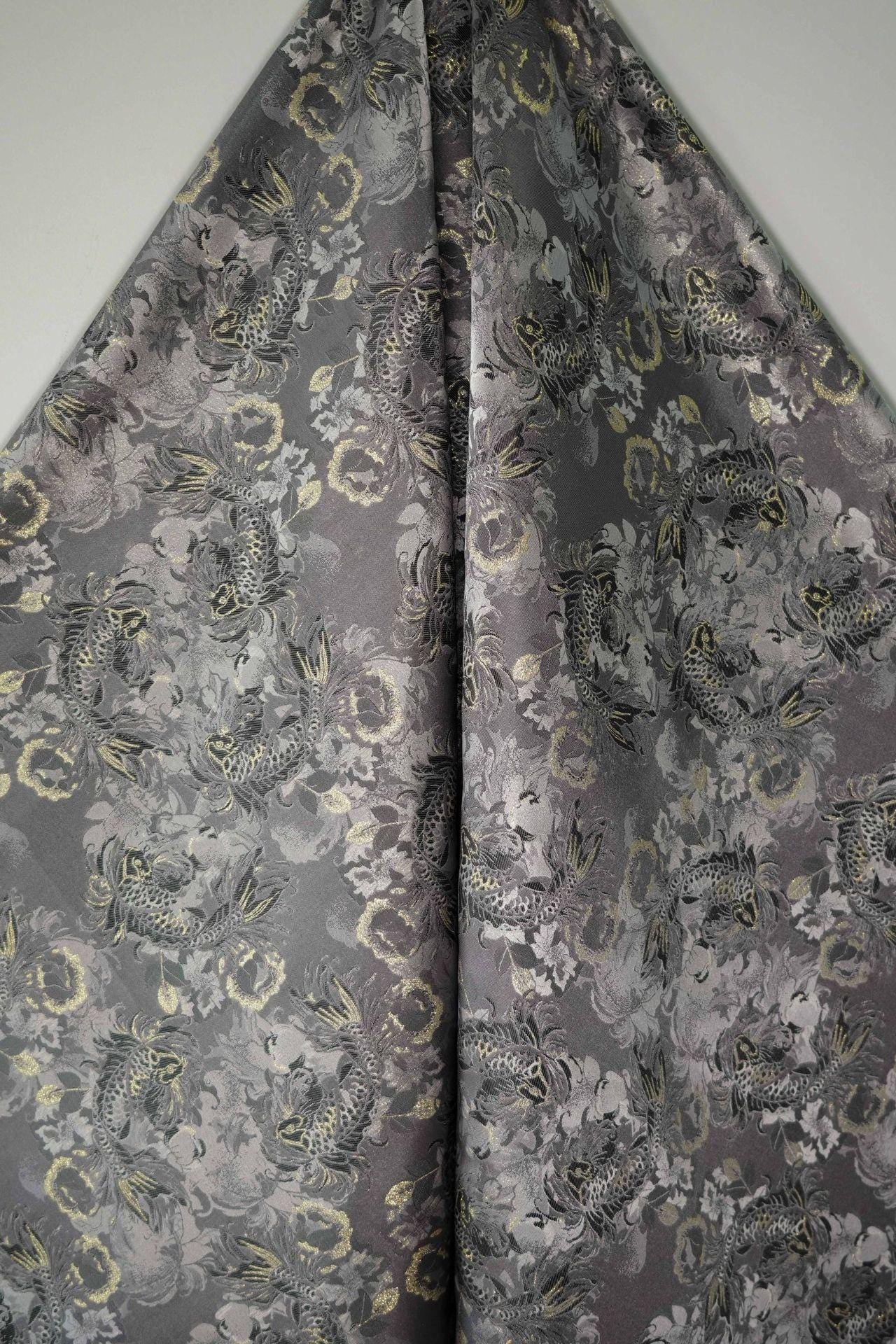 Tissu jacquard à motif de carpe dorée : tissu d'ameublement et de costumes à effet métallisé 3D