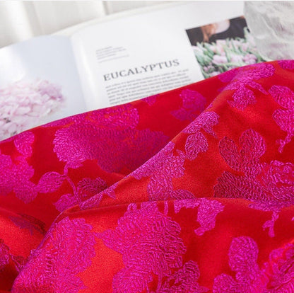 Tissu brocart de soie rouge : 145 cm de large, motif pivoine