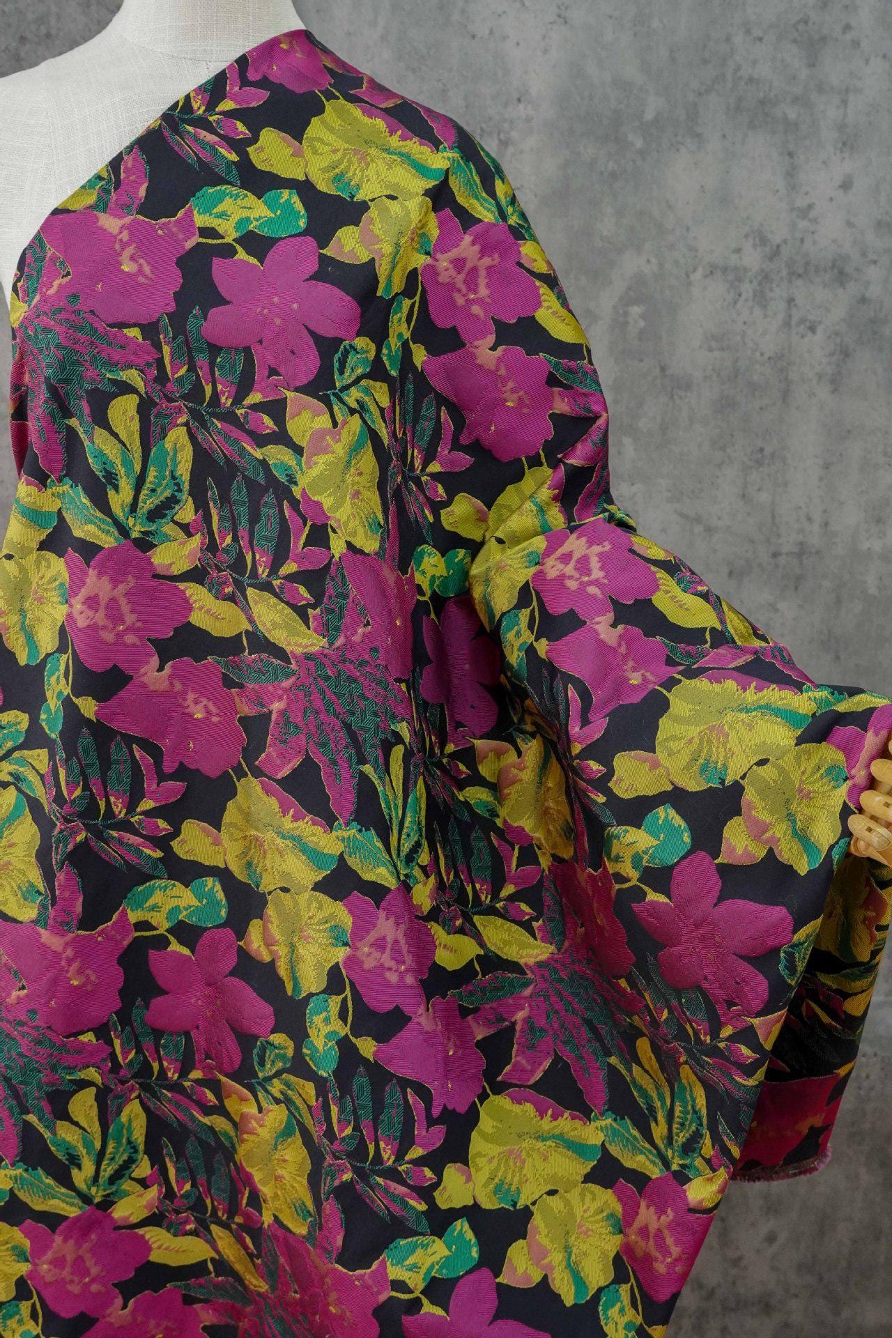 Tissu jacquard floral en relief : tissu pour gilet style vintage, 140 cm de large
