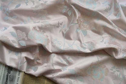 Tissu jacquard à motif floral : polyester à fil doré, largeur 160 cm (63 po) - Vendu au mètre