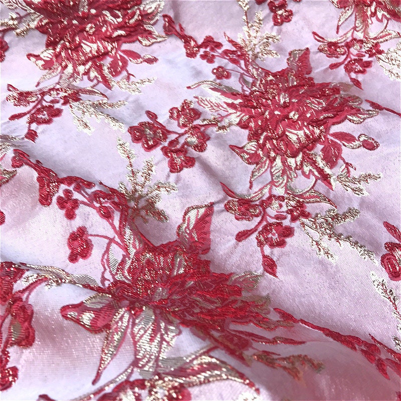 Tissu satiné damassé métallisé : jacquard à motif floral 3D, largeur 145 cm