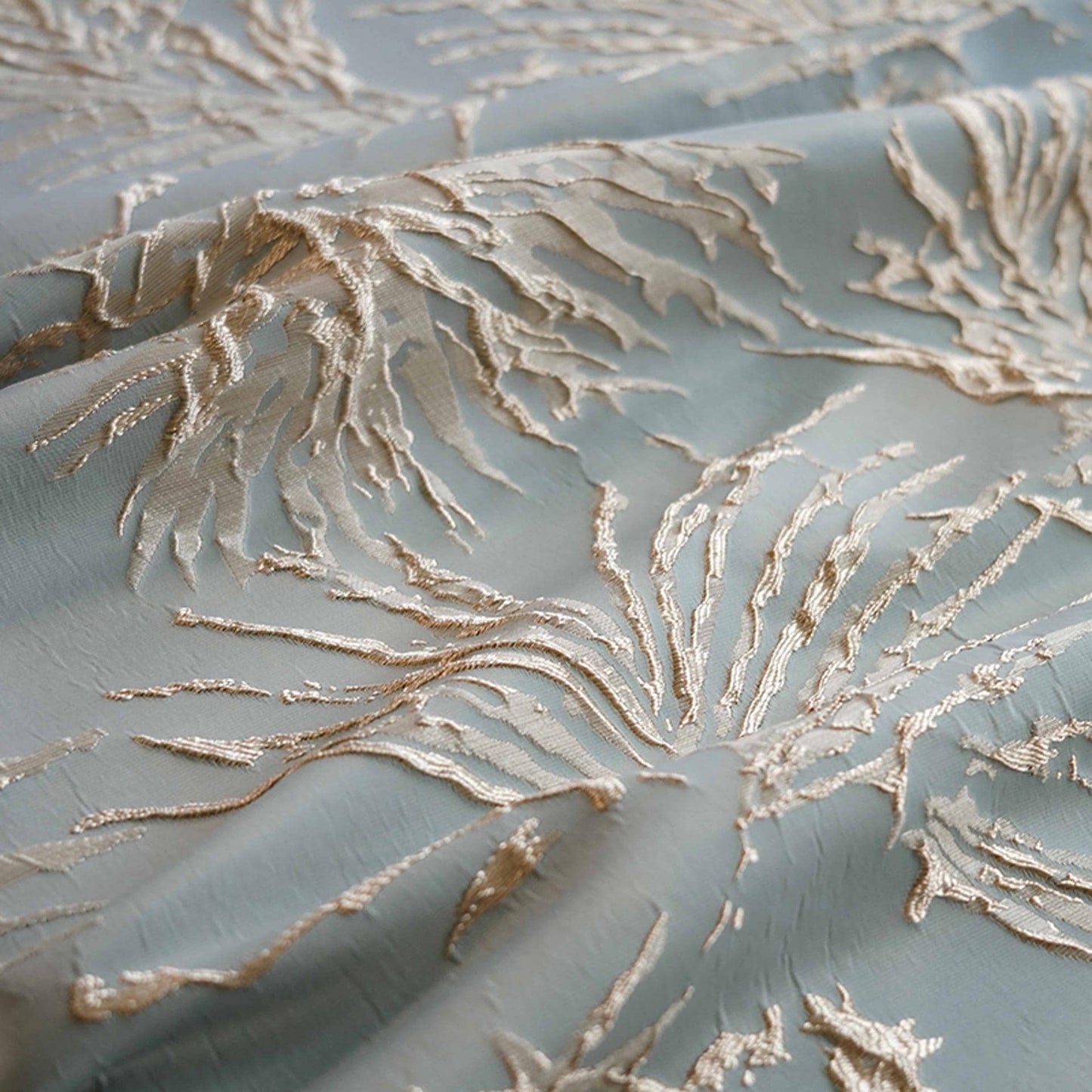Tissu jacquard brodé : 140 cm de large, motif floral en fil d'or