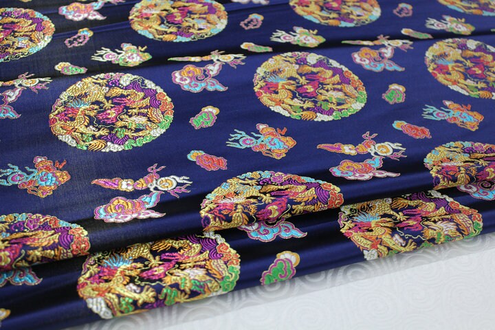 Tissu brocart à motif de dragon chinois : mélange de soie et de rayonne multicolore (largeur : 74 cm)