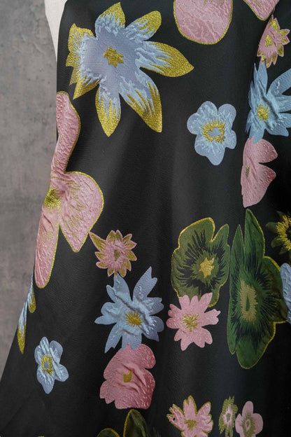 Tissu brocart floral à fils d'or : Robe élégante, ameublement et décoration d'intérieur