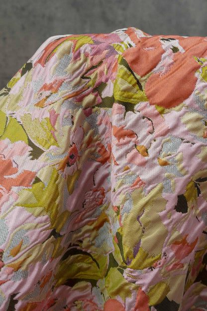 Tissu jacquard à motifs floraux en relief : Matière pour robe champêtre romantique