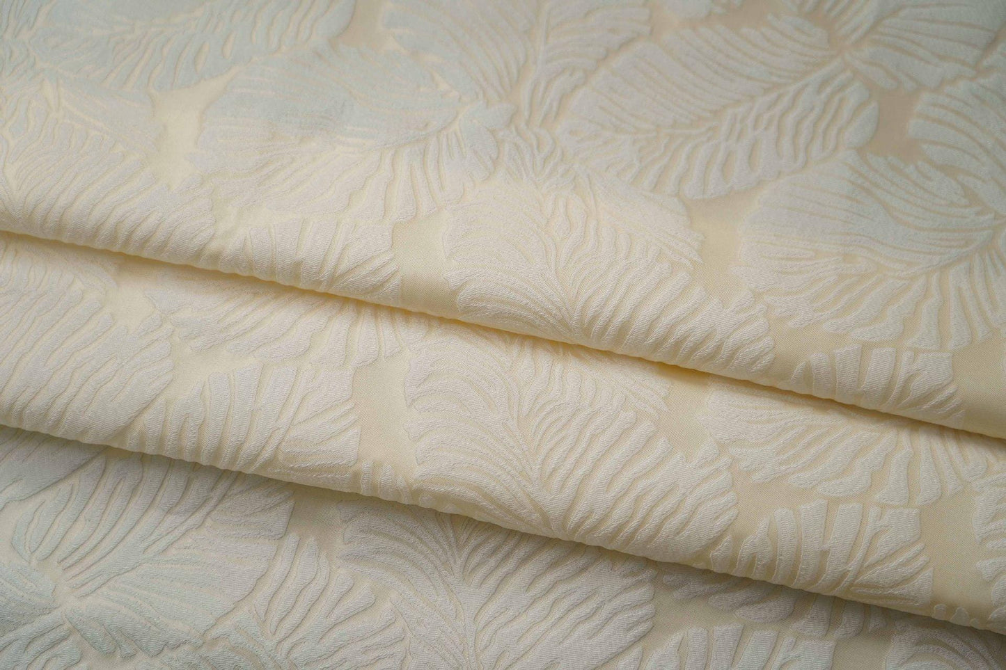 Tissu jacquard crème à motif de feuilles en relief : 152 cm de large, polyester, matériau de couture