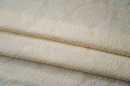Tissu jacquard crème à motif de feuilles en relief : 152 cm de large, polyester, matériau de couture