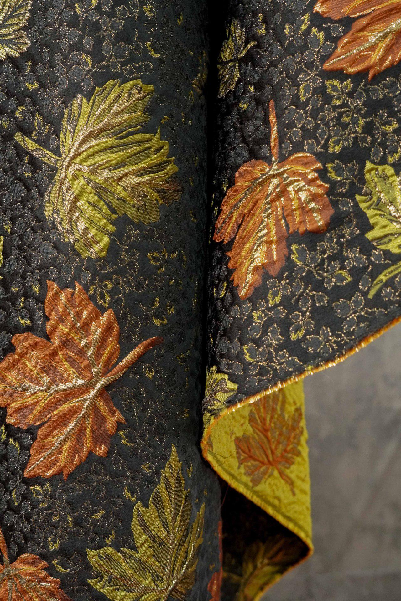 Tissu jacquard brocart vintage : motif feuille d’érable en relief et fils dorés, 152 cm de large