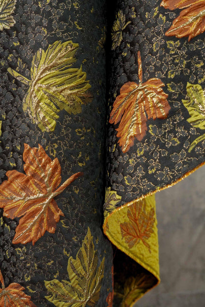 Tissu jacquard brocart vintage : motif feuille d’érable en relief et fils dorés, 152 cm de large