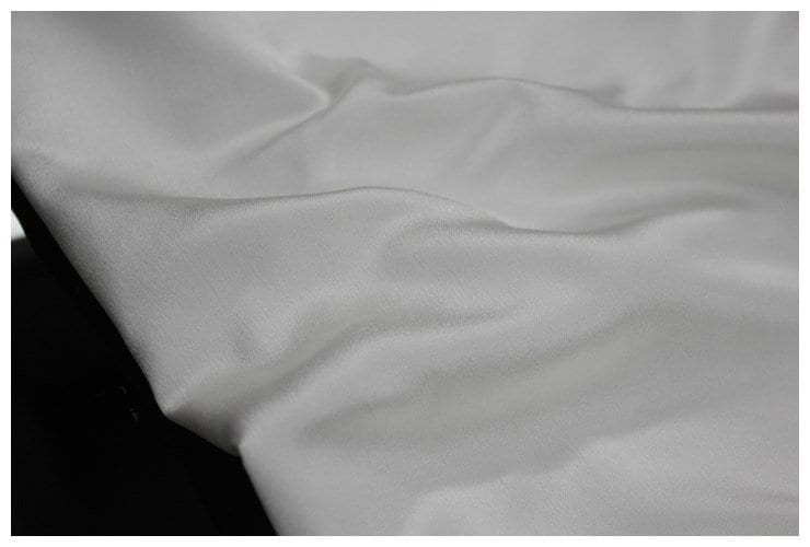 Brocart de soie gris : largeur 74 cm, vendu au mètre