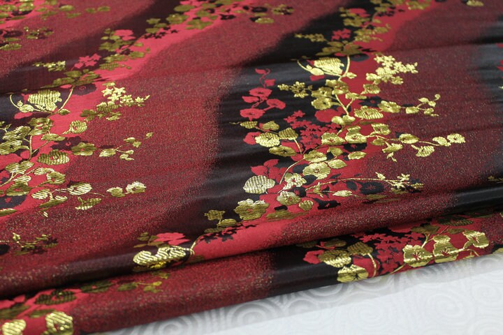 Tissu brocart à fleurs de cerisier : mélange de soie et de rayonne à motifs floraux japonais
