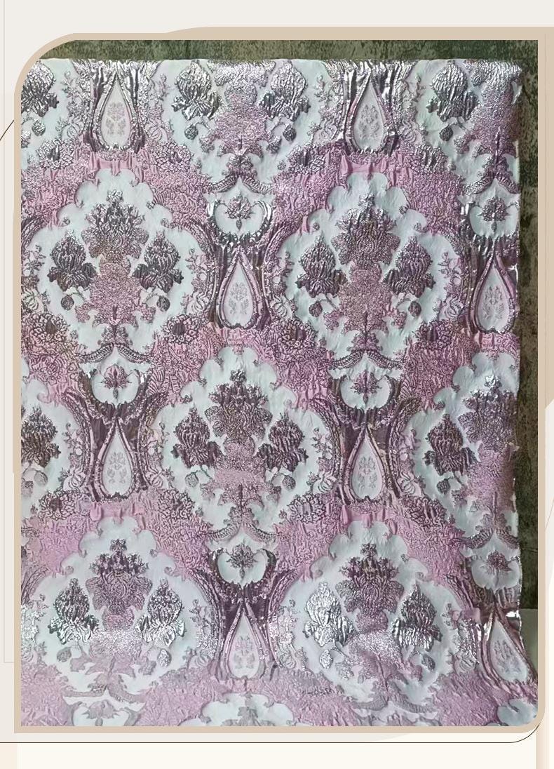 Tissu jacquard métallisé 3D rose, européen et américain, pour vêtements ��� Textile de luxe et de mode Large