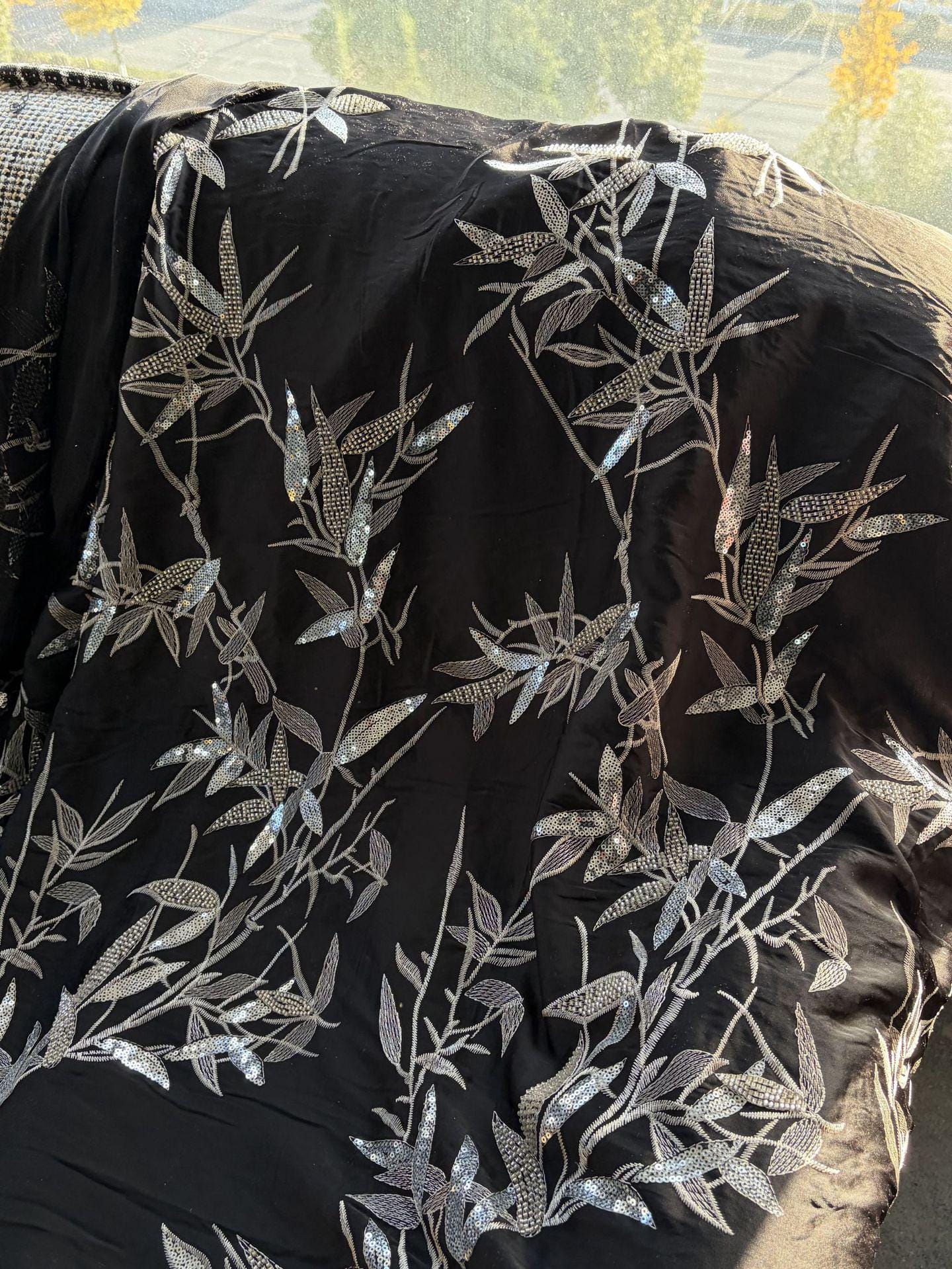 Tissu brodé de perles et de sequins ��� Patte de bambou large