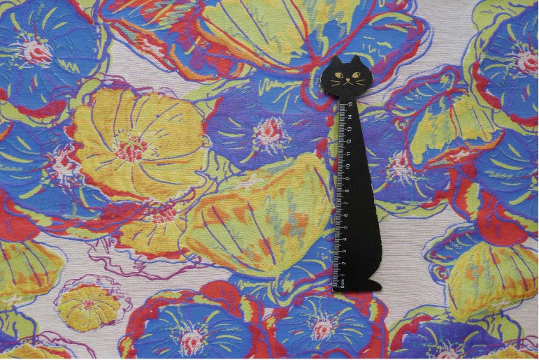 Tissu jacquard à motif floral : polyester texturé 3D, largeur 145 cm