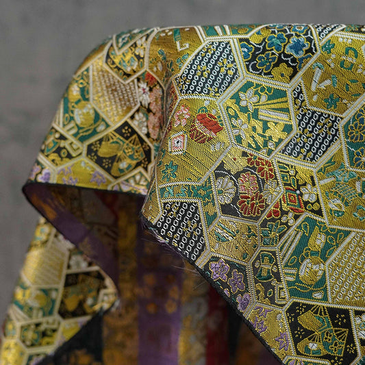 Tissu jacquard brocart doré : motif écaille de tortue, ameublement de luxe