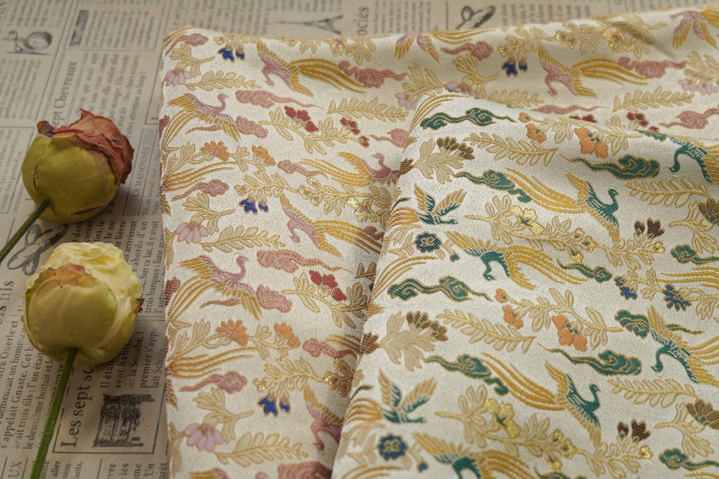 Tissu brocart Phoenix : mélange de rayonne de 150 cm de large, tissu pour robe d’empereur
