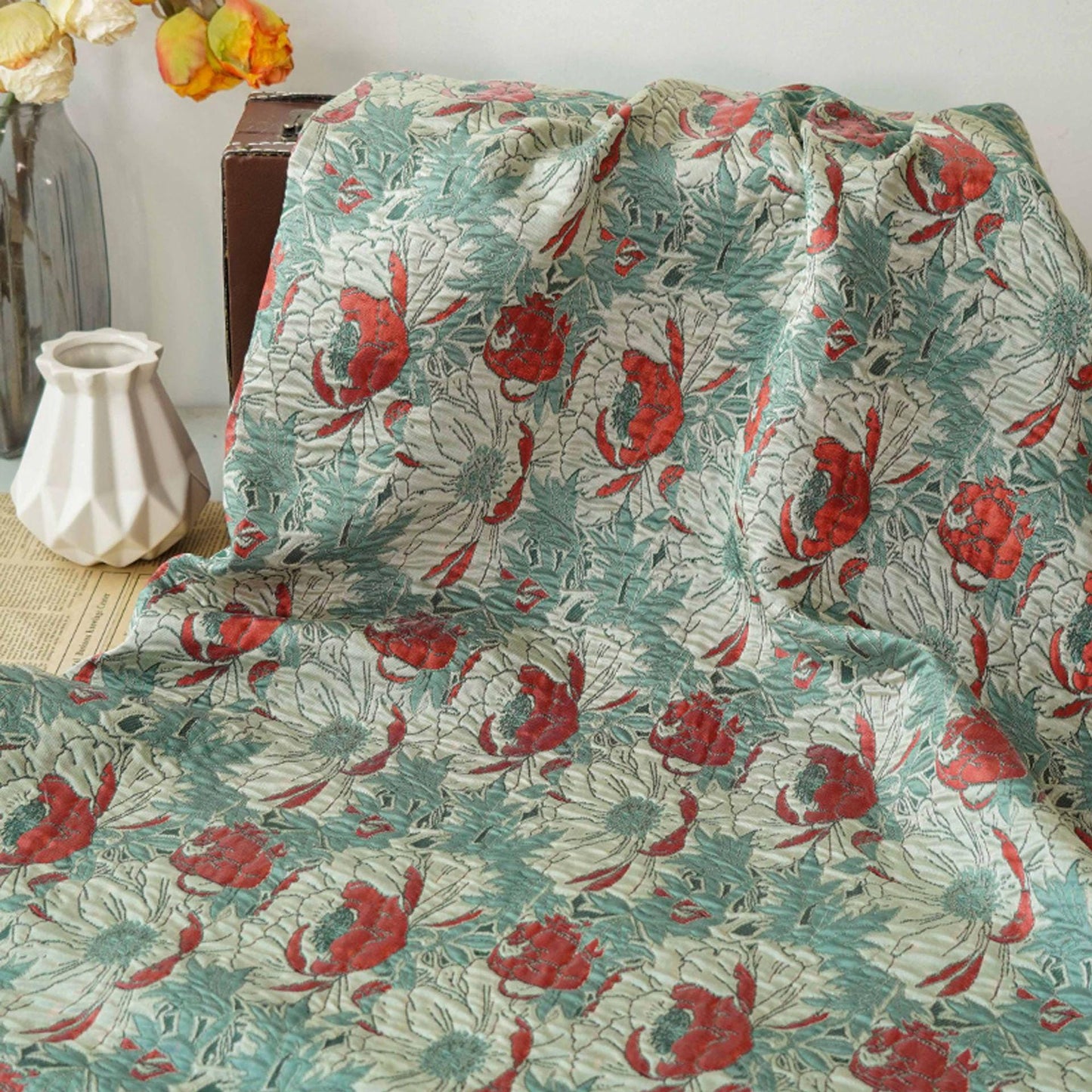 Tissu jacquard à motif floral : fil rouge et rose doré, 137 cm de large