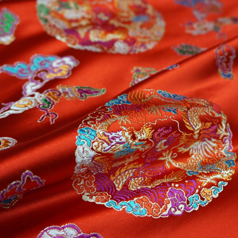 Tissu brocart à motif de dragon chinois : mélange de soie et de rayonne multicolore (largeur : 74 cm)