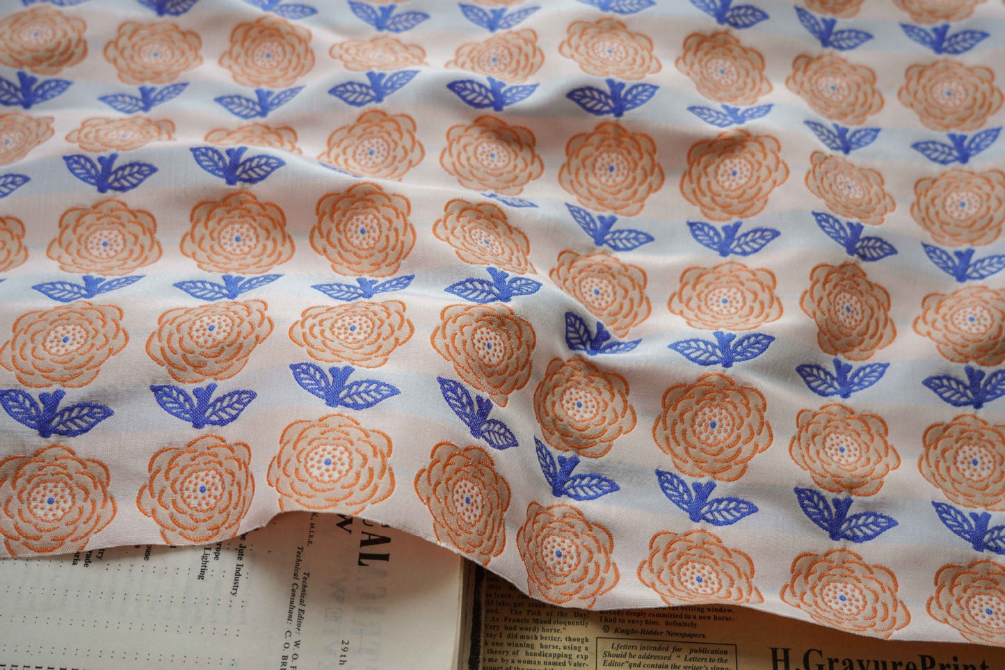 Tissu jacquard réversible : motif rétro orange en relief, 165 cm de large