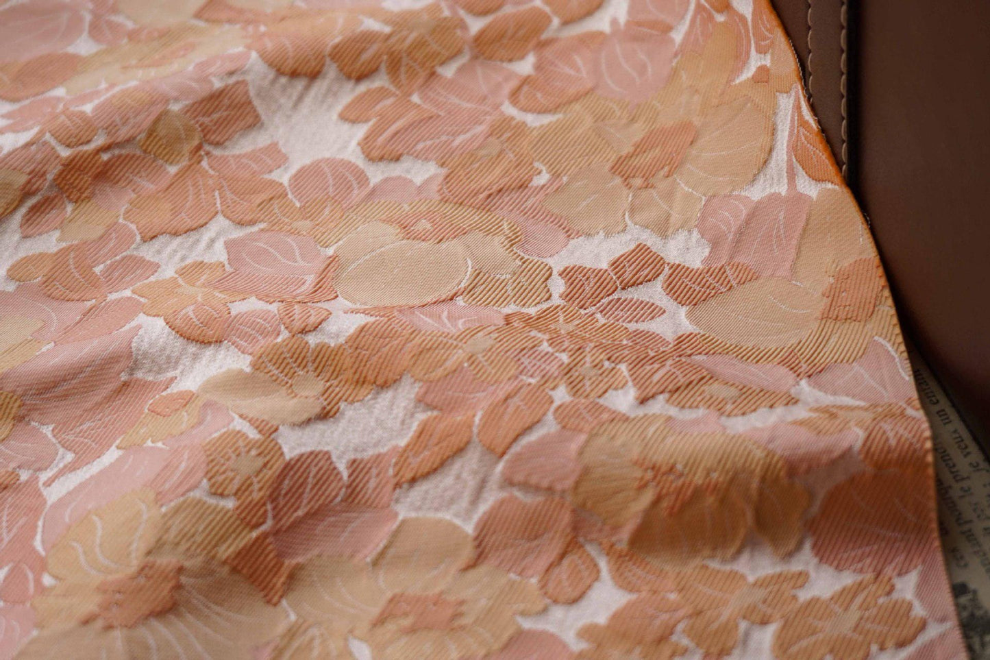 Tissu jacquard floral vintage : effet doré scintillant en relief 3D (157 cm de large)