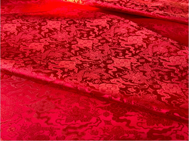 Tissu brocart floral métallisé rouge : matériau de couture d'ameublement traditionnel