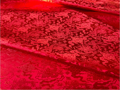 Tissu brocart floral métallisé rouge : matériau de couture d'ameublement traditionnel