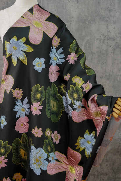 Tissu brocart floral à fils d'or : Robe élégante, ameublement et décoration d'intérieur