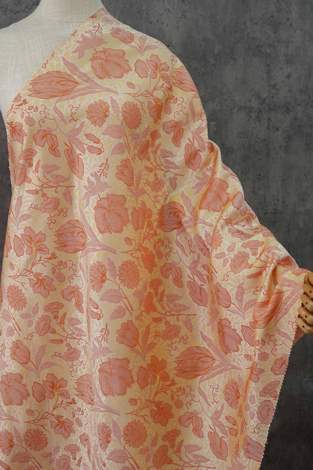 Tissu jacquard tissé rouge et jaune : revêtement d'ameublement à motif floral en relief 3D