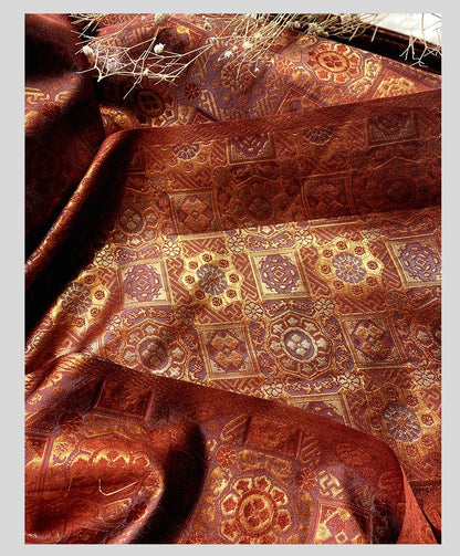 Tissu brocart rouge et or : motif à carrés précieux, tissu pour cheongsam