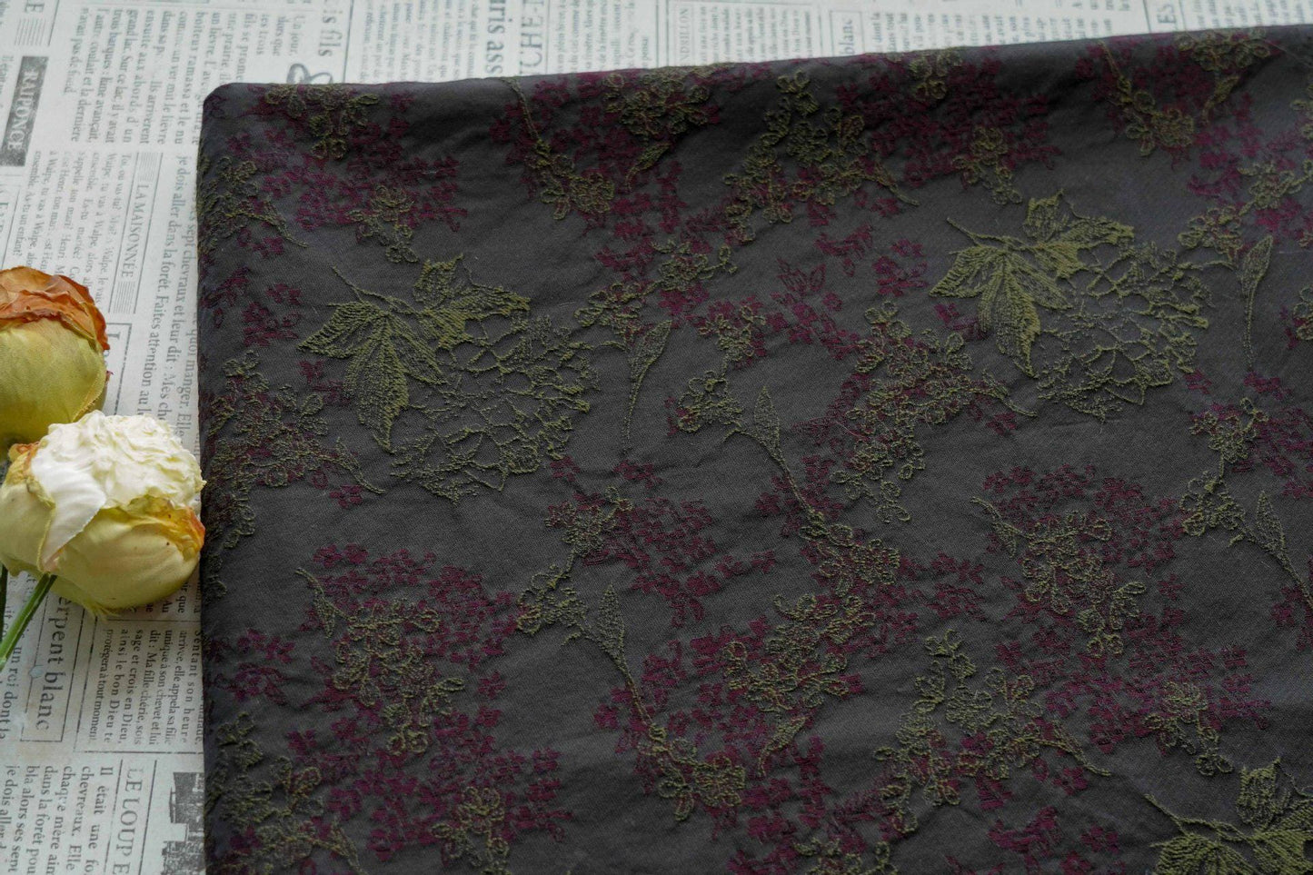 Tissu jacquard floral noir vintage : matière tissée rétro en relief, 145 cm de large
